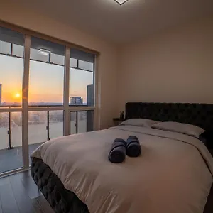 Luxury W/mesmerizing Sunset Views & Free Parking Toronto