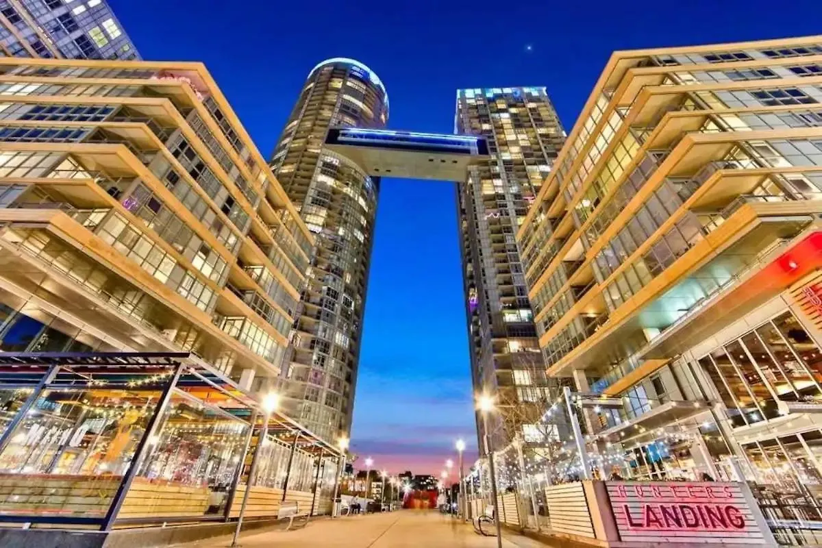 Upscale One Bedroom And Den Condo With Parking Toronto Lägenhet