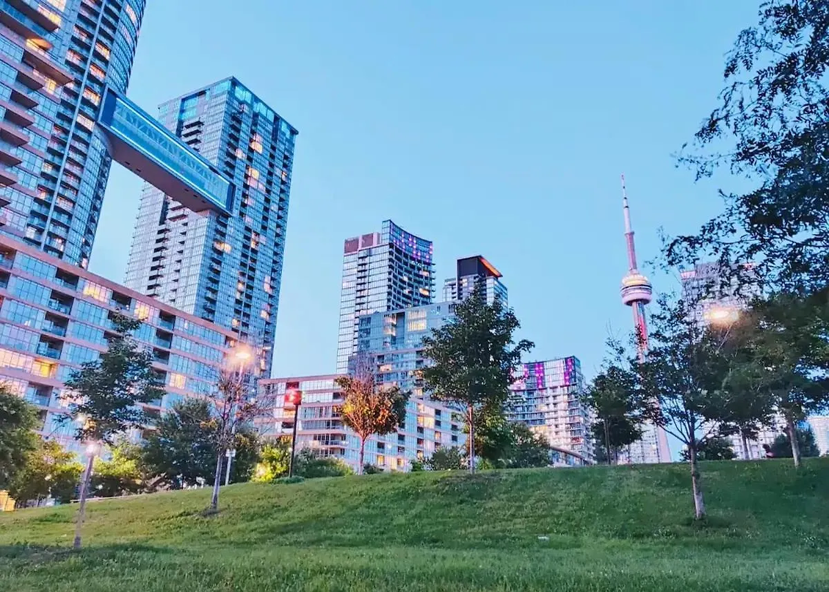 Lägenhet Upscale One Bedroom And Den Condo With Parking Toronto