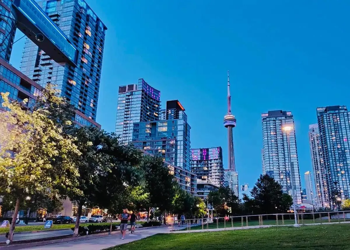 Upscale One Bedroom And Den Condo With Parking Toronto 0*,