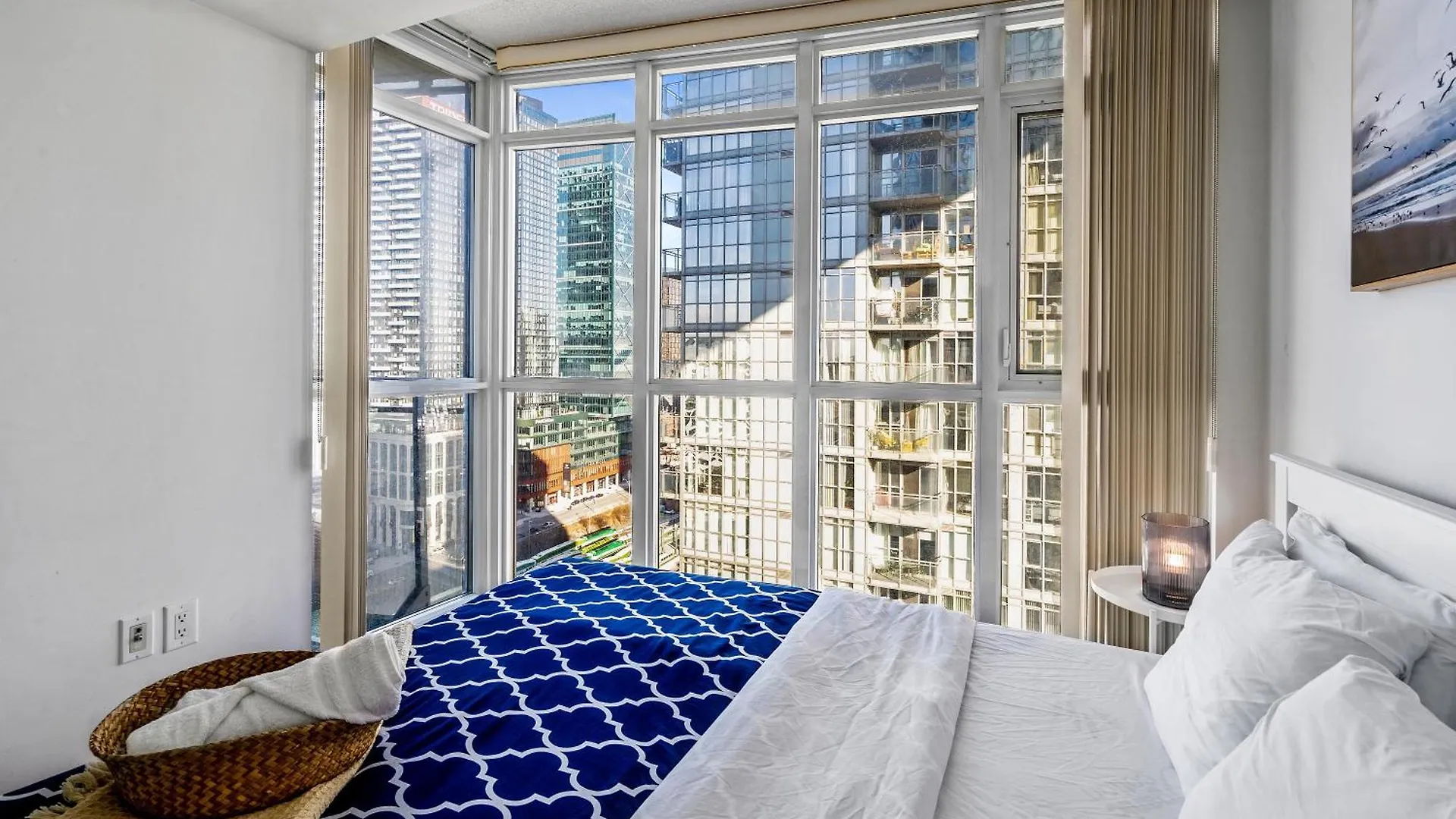 Upscale One Bedroom And Den Condo With Parking Toronto Kanada