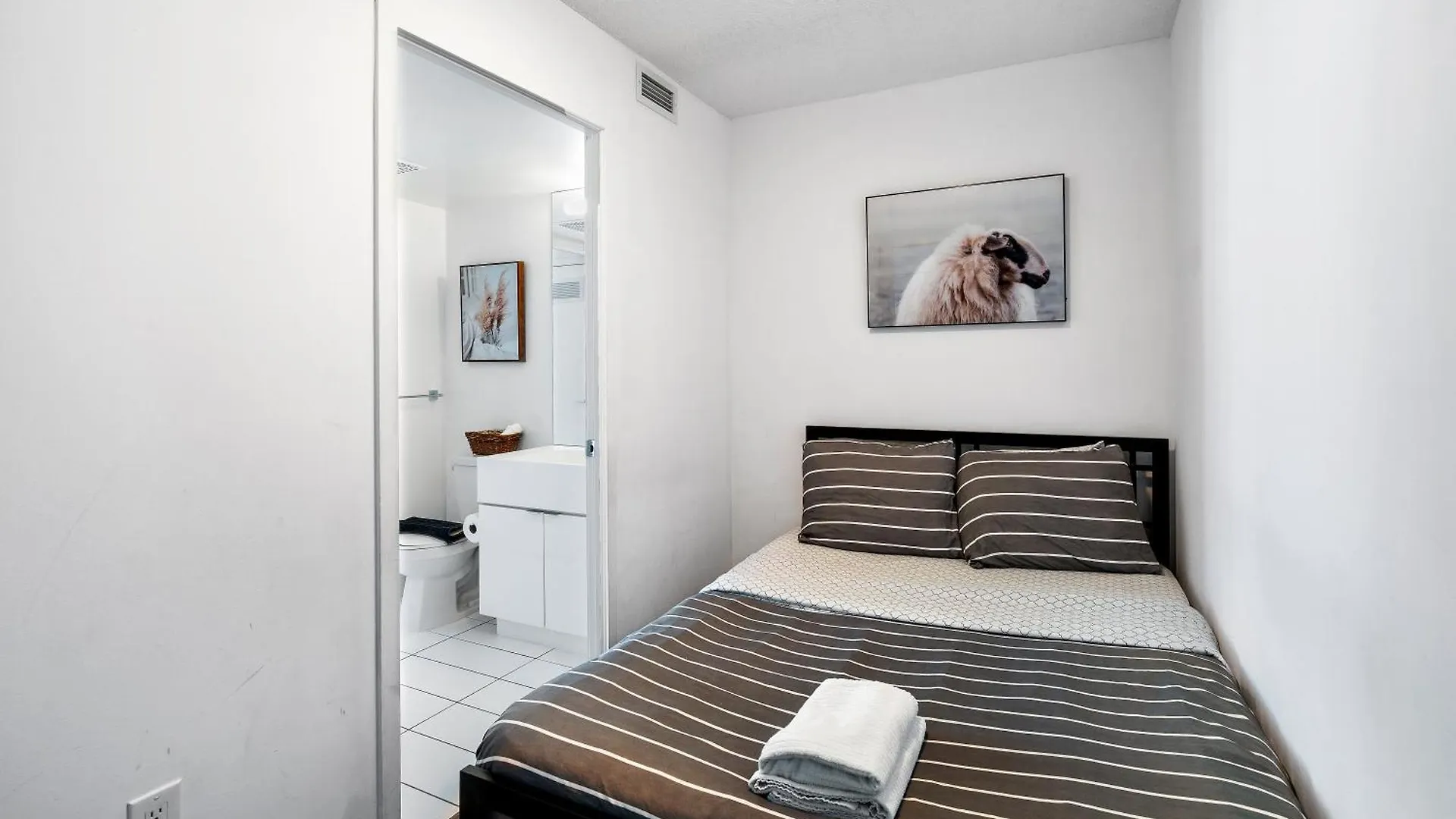 Upscale One Bedroom And Den Condo With Parking Toronto