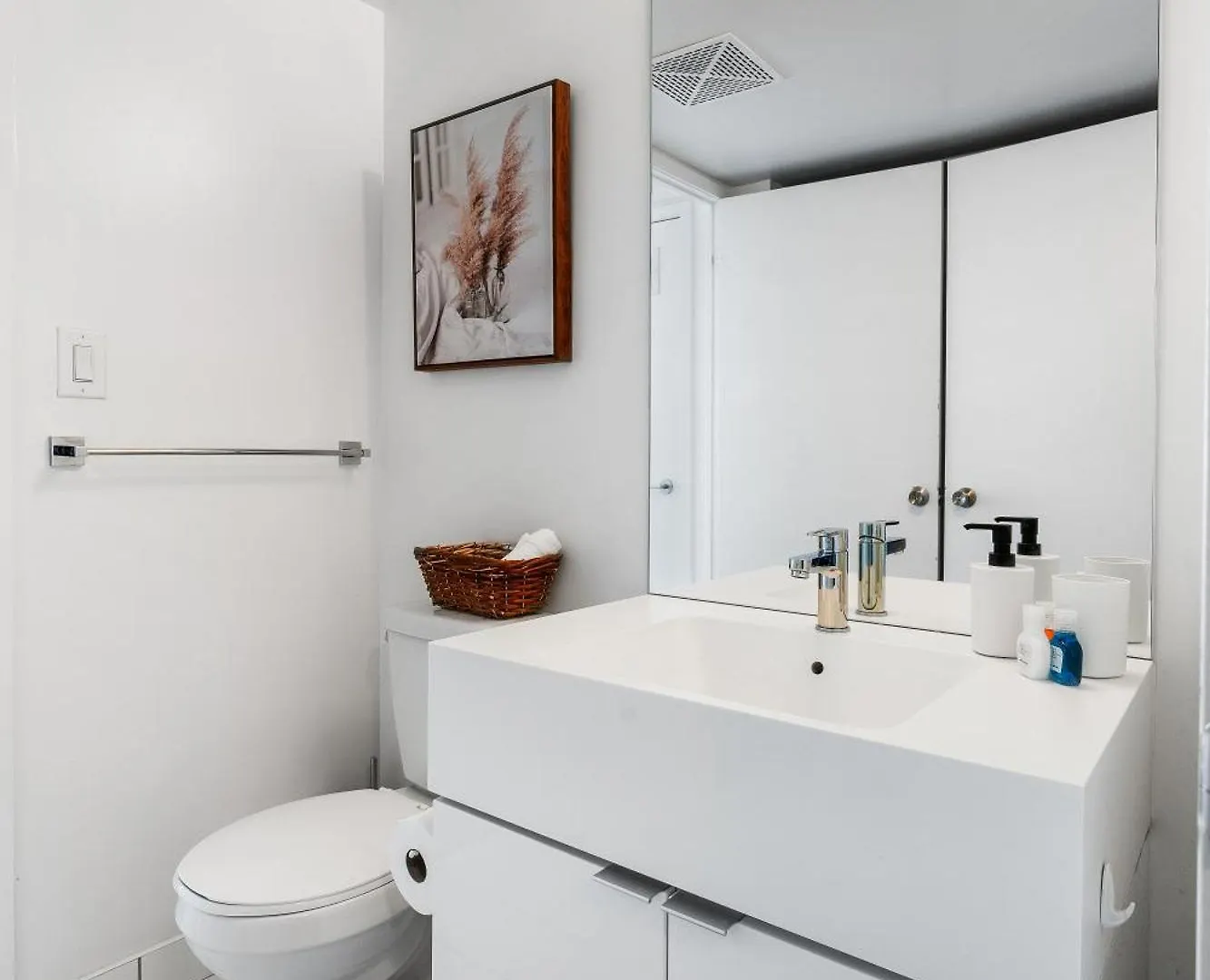 Lägenhet Upscale One Bedroom And Den Condo With Parking Toronto