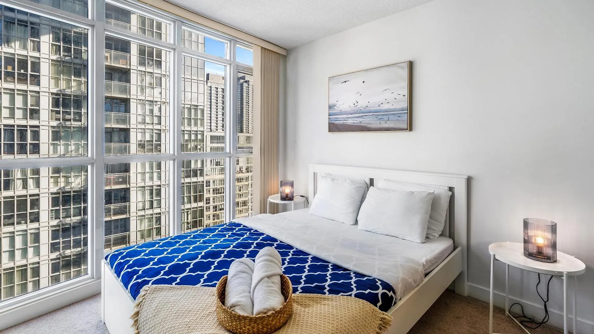 Upscale One Bedroom And Den Condo With Parking Toronto
