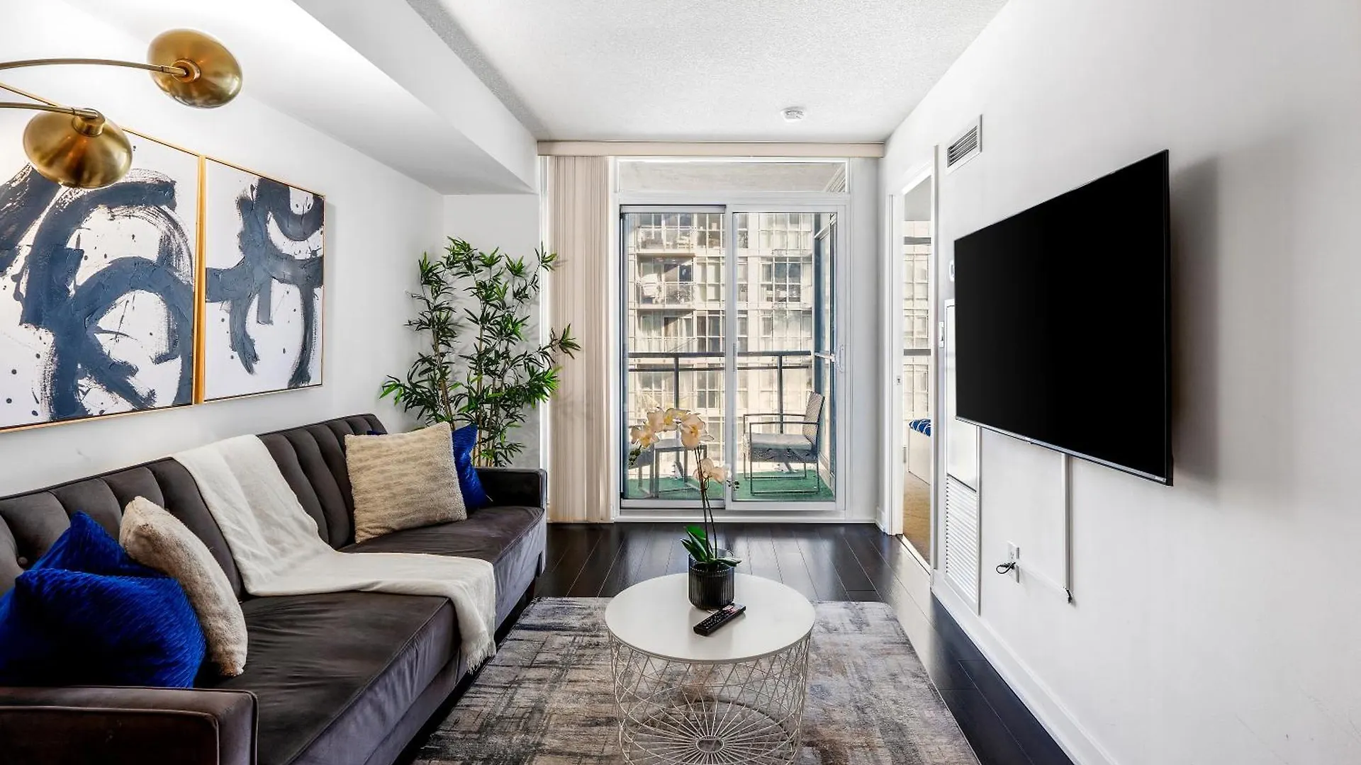 Upscale One Bedroom And Den Condo With Parking Toronto