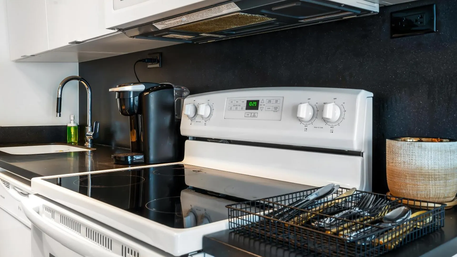 Upscale One Bedroom And Den Condo With Parking Toronto Kanada