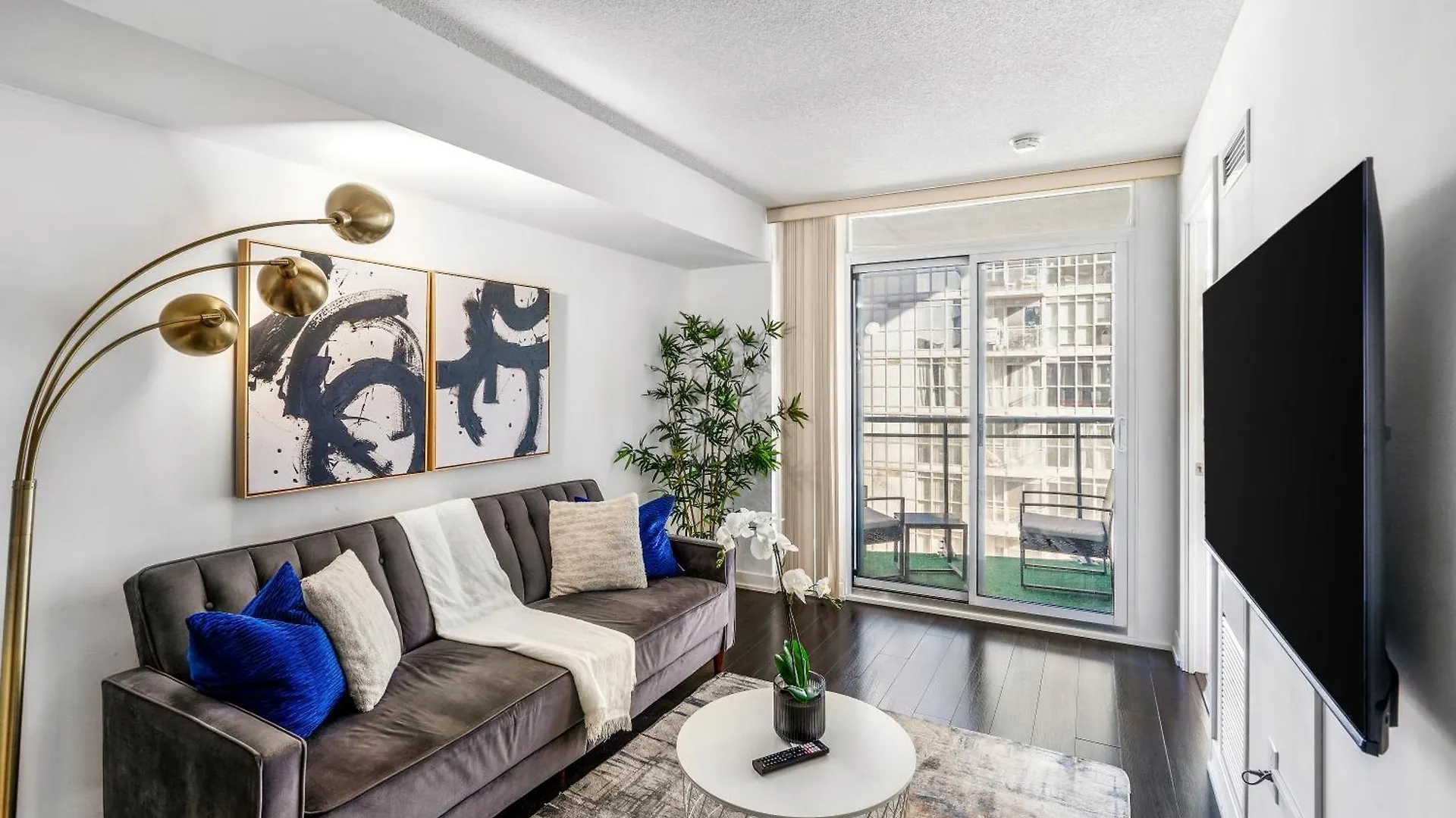 Upscale One Bedroom And Den Condo With Parking Toronto 0*,  Kanada