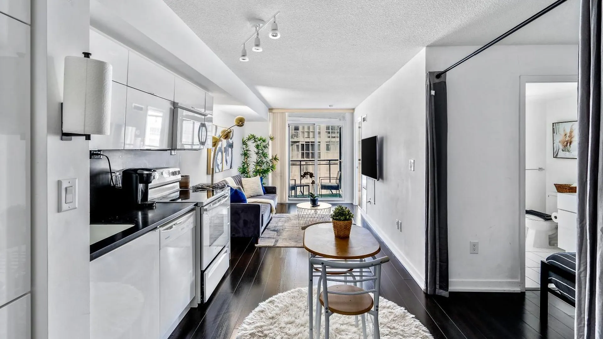 Upscale One Bedroom And Den Condo With Parking Toronto 0*,  Kanada