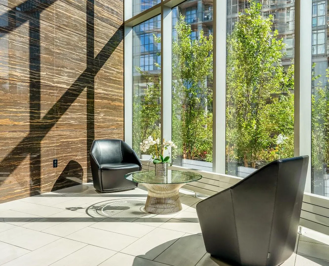 Lägenhet Upscale One Bedroom And Den Condo With Parking Toronto