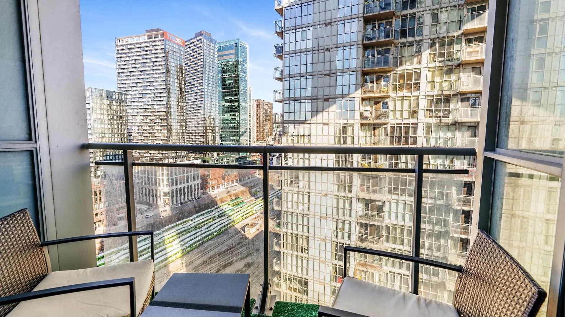 Lägenhet Upscale One Bedroom And Den Condo With Parking Toronto Kanada